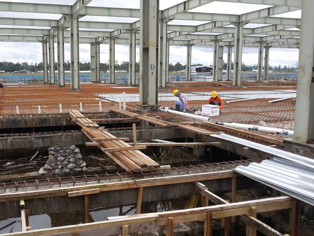 Instalasi Plumbing, Proyek Bandar Udara Mozes Kilangin, Timika, Papua.