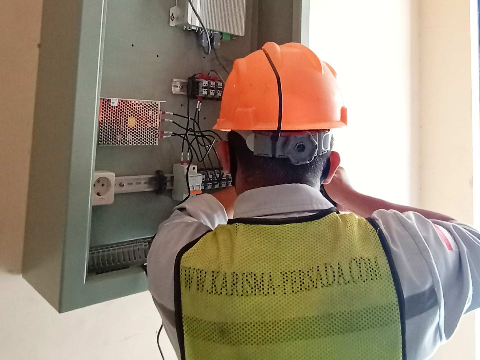 teknisi install panel