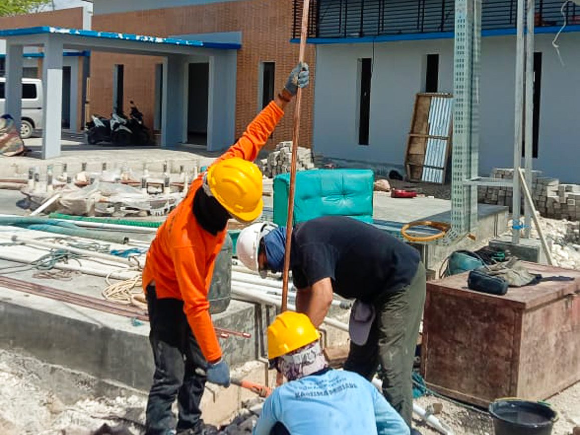 Grounding Antena Satelit: Pengeboran dan Penanaman. Proyek SNT Kupang, NTT.