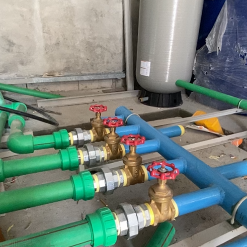 Instalasi Kelistrikan dan Plumbing. Konstruksi Gedung Hotel.